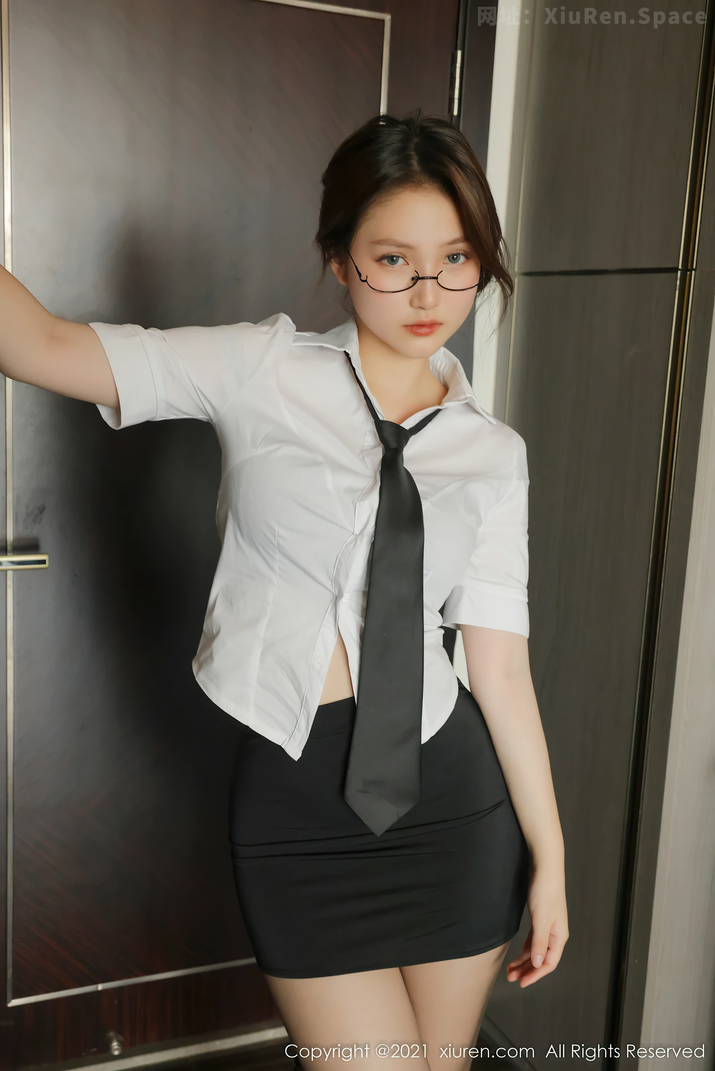 图片[5]-[XiuRen秀人网]VOL.4311 新人模特兔妹妹私房白衬衣黑短裙半脱露性感内衣完美诱惑写真85P-秀人网官方网站